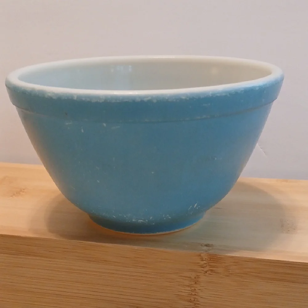 Vintage Pyrex Blue Mixing/Nesting bowl 1.5 pt